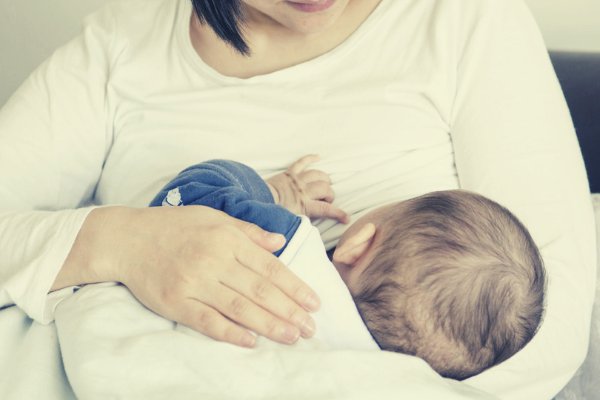 The Best Breastfeeding Positions for Naturally Feeding Your Baby